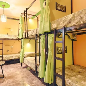 https://charming-nerja-hostel.es-andalucia.com